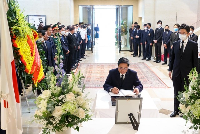 vietnamese leaders sign condolence book on demise of japans former prime minister abe