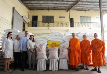 Vietnamese Pagoda Donates 100 Tons of Rice to Cuba
