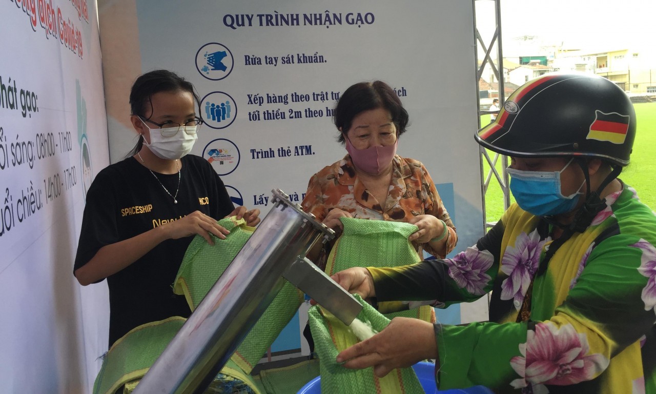 vietnam impresses international friends with covid coexistence culture