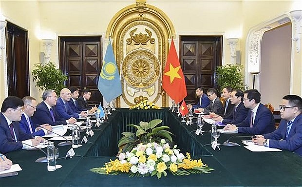 At the talks between Vietnamese Minister of Foreign Affairs Bui Thanh Son, and Deputy Prime Minister and Minister of Foreign Affairs of Kazakhstan Mukhtar Tileuberdi. Photo: VNA