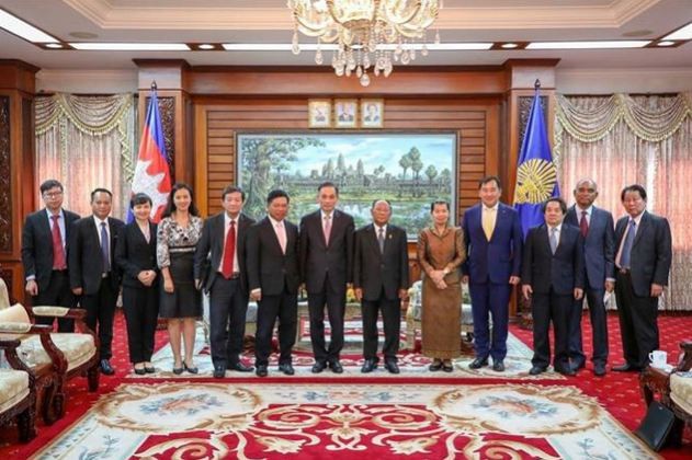 Vice President of the Cambodian People's Party, Deputy Prime Minister, and Chairwoman of the CPP Central Committee's Mass Mobilisation Commission Men Sam An receives the Vietnamese delegates. Photo: VNA