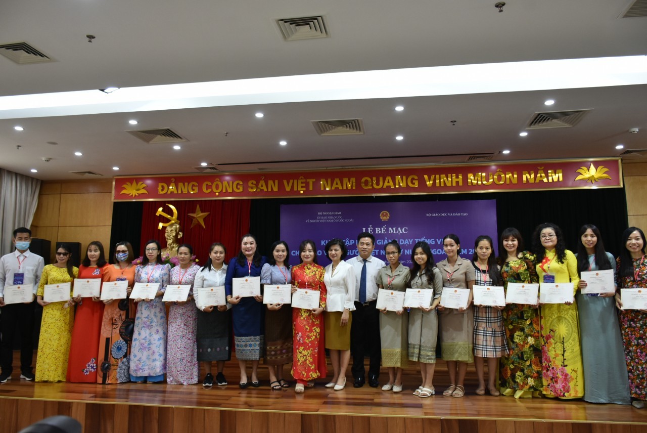 Vietnamese Teachers Abroad to Learn about the Motherland