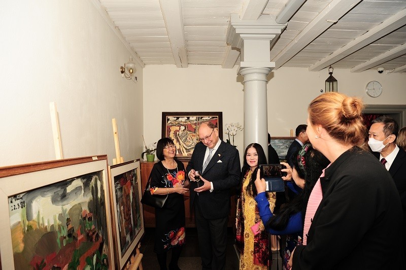 Art Activities Mark August Revolution and National Day Abroad