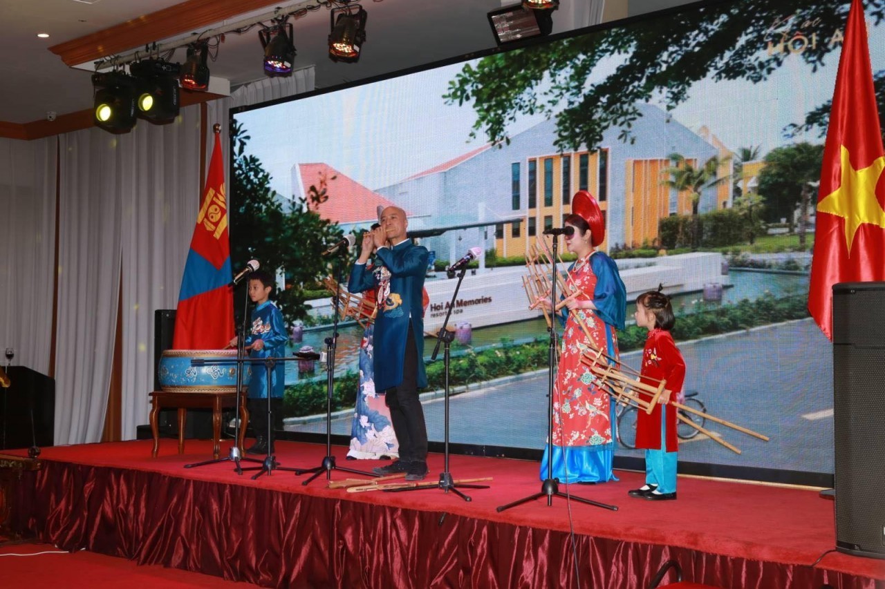 Art Activities Mark August Revolution and National Day Abroad