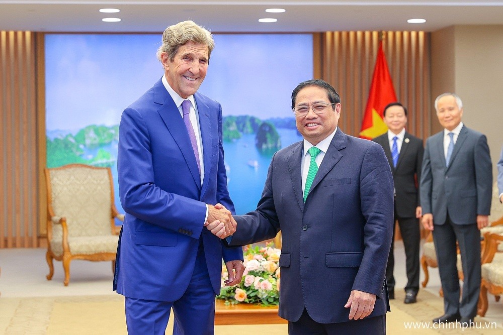Prime Minister Pham Minh Chinh (right) and US Special Presidential Envoy for Climate John Kerry. Photo: VNA
