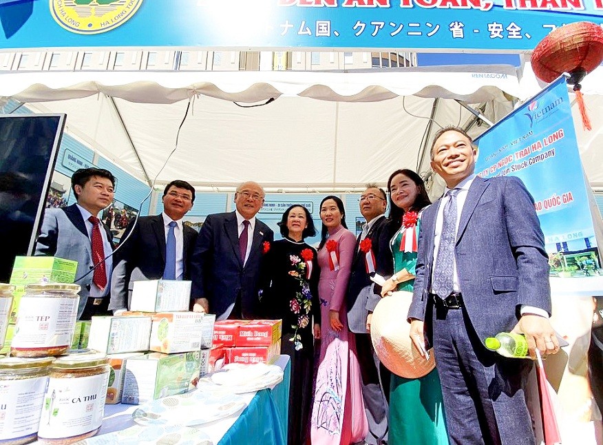 Delegates visit booth of Quang Ninh province.