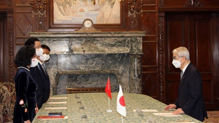 At the host of meetings with Hidehisa Otsuji. Photo: VOV