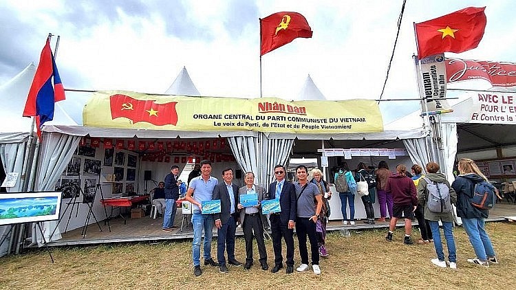 Overseas Vietnamese Write Books About Homeland's Sea and Islands