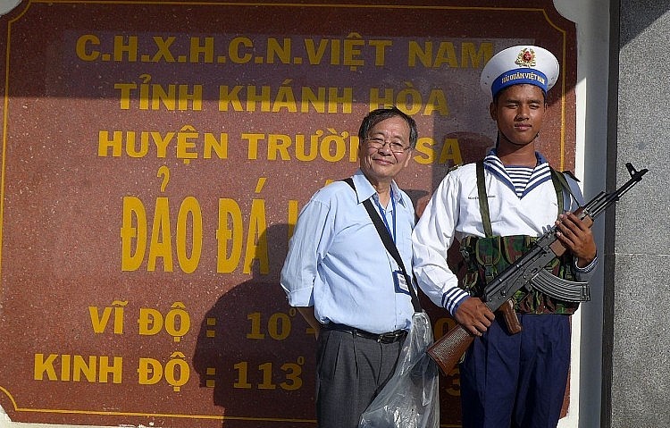 Overseas Vietnamese Write Books About Homeland's Sea and Islands