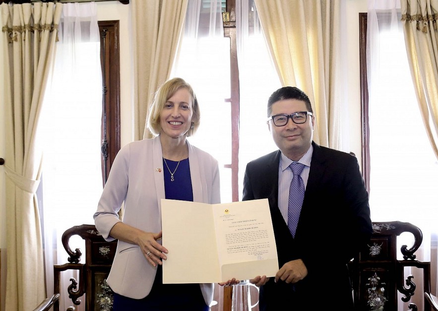 Presenting the Consular Acceptance Certificate to the US Consulate General in Ho Chi Minh City