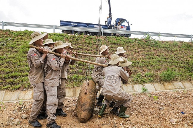 Vietnam Shares Experiences in UXO Clearance