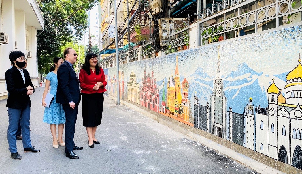 ceramic mosaic mural honors vietnam russia comprehensive strategic partnership