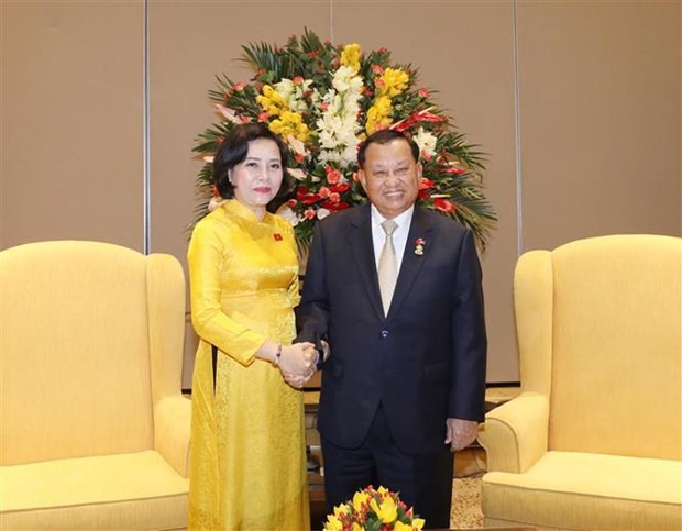 President of the Cambodian Senate Samdech Say Chhum (right) meets with President of the Vietnam-Cambodia Friendship Association Nguyen Thi Thanh. Photo: VNA