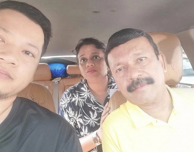 Vietnamese Drivers Lend a Helping Hand to An Indian Couple