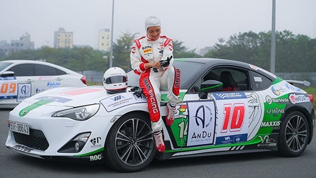 vietnamese female racer participates in french motorsport tournament for the first time
