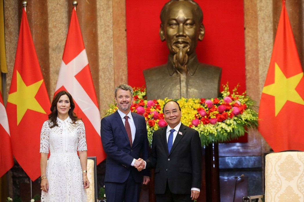 President Nguyen Xuan Phuc on November 1 hosted a reception for visiting Danish Crown Prince Frederik and Crown Princess Mary Elizabeth.