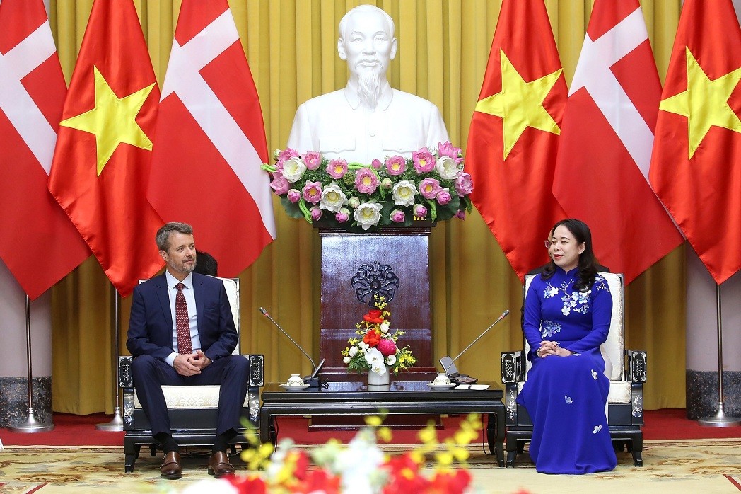Vice President Vo Thi Anh Xuan (R) meets with Denmark’s Crown Prince Frederik. Photo: VGP