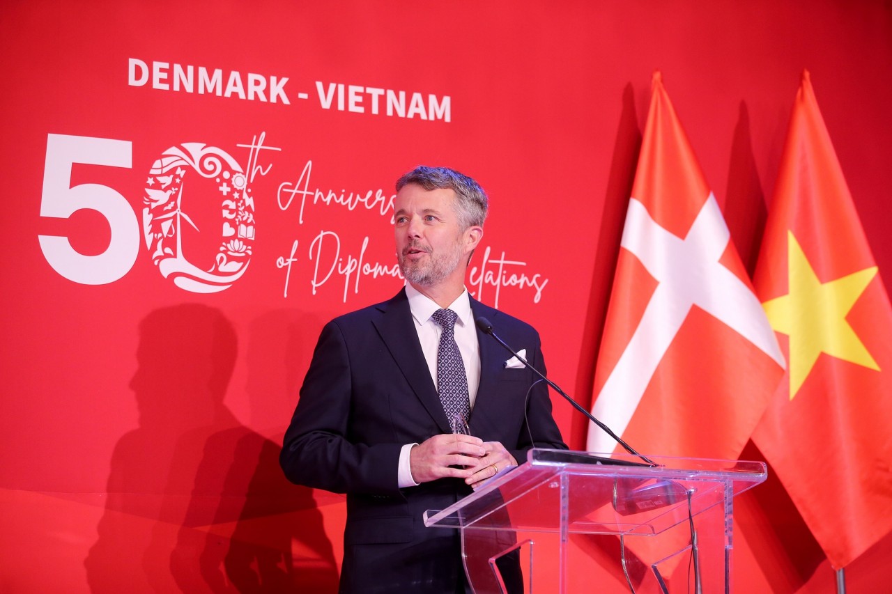 Crown Princess Frederik speaks at the grand dinner to celebrate the 50th anniversary of diplomatic relations between Denmark and Vietnam. Photo: Embassy of Denmark