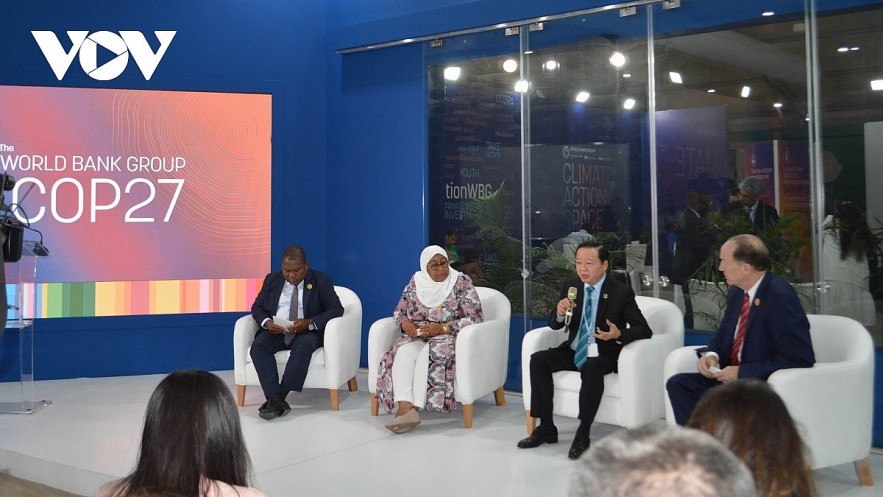 Minister Tran Hong Ha (second from right) attends an event organized by the World Bank group at COP27. Photo: VOV