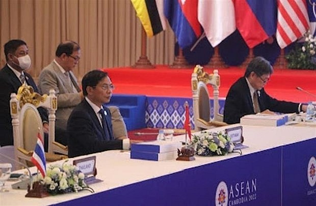 Minister of Foreign Affairs attends preparatory meetings for 40th, 41st ASEAN Summits