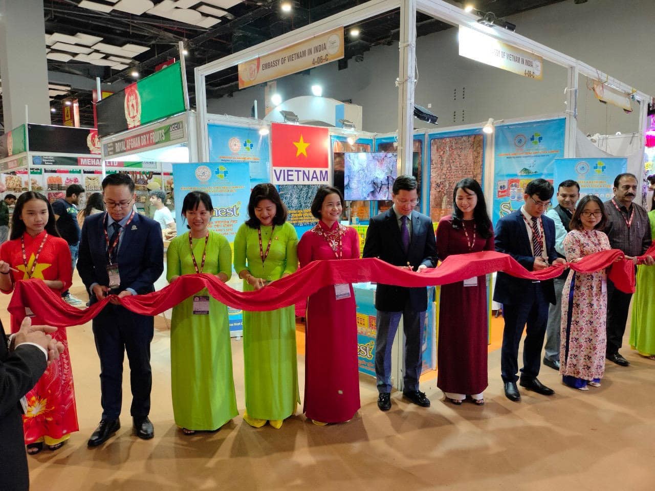 Delegates cut ribbon opening of the Vietnamese booths. 