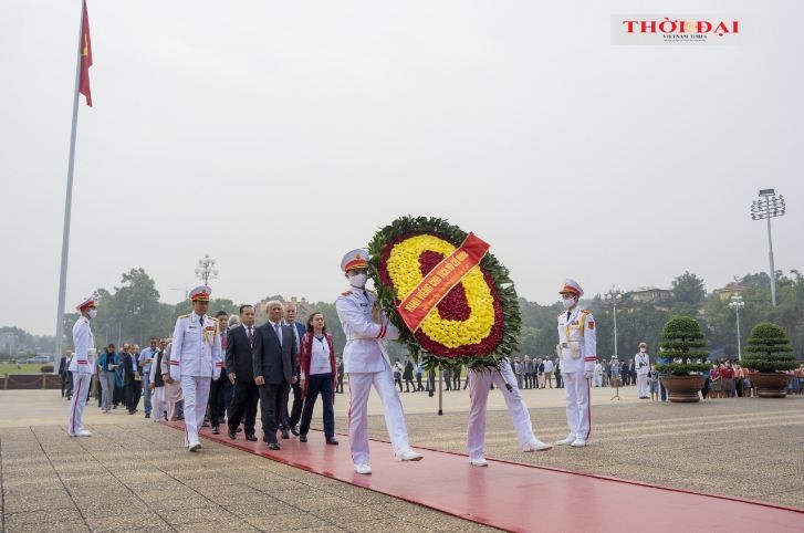 Delegates of World Peace Council's 22nd Assembly Pay Tribute to President Ho Chi Minh