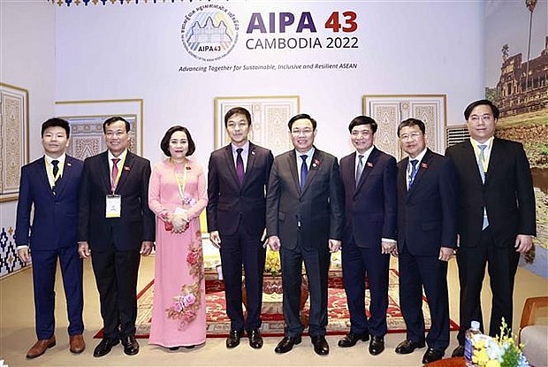 NA Chairman Vương Định Huệ (fourth from right) and Speaker of the Singaporean Parliament Tan Chuan-jin (fifth from right). VNA/VNS Photo: VNA