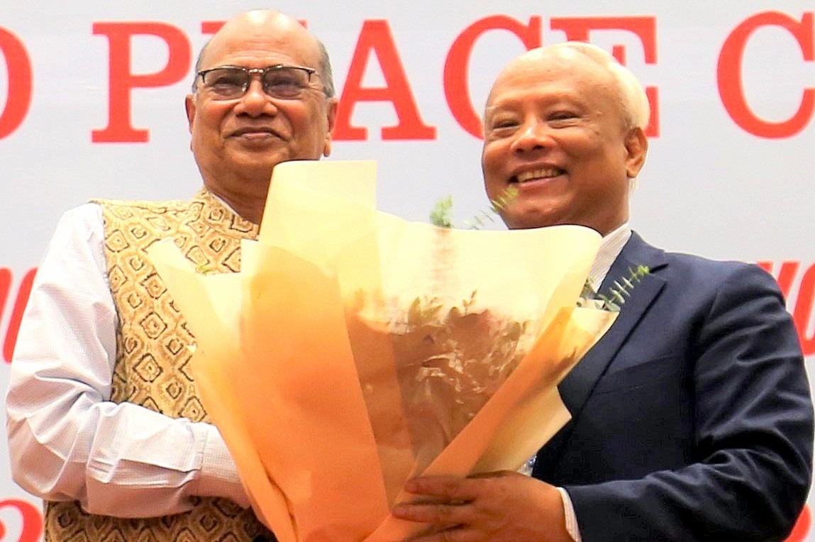Mr. Pallab Sengupta - new President of the World Peace Council (left cover) - received congratulatory flowers from Mr. Uong Chu Luu, Chairman of the Vietnam Peace Committee (Photo: Thu Trang)