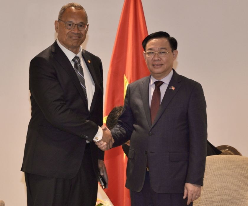 NA Chairman Vuong Dinh Hue (R) meets with John Fiso, chairman of Fiso Investment Group in Auckland. Photo: VOV