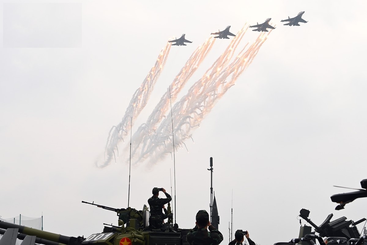 impressive performance of vietnam air force with su 30mk2 fighters at vietnam international defense expo 2022