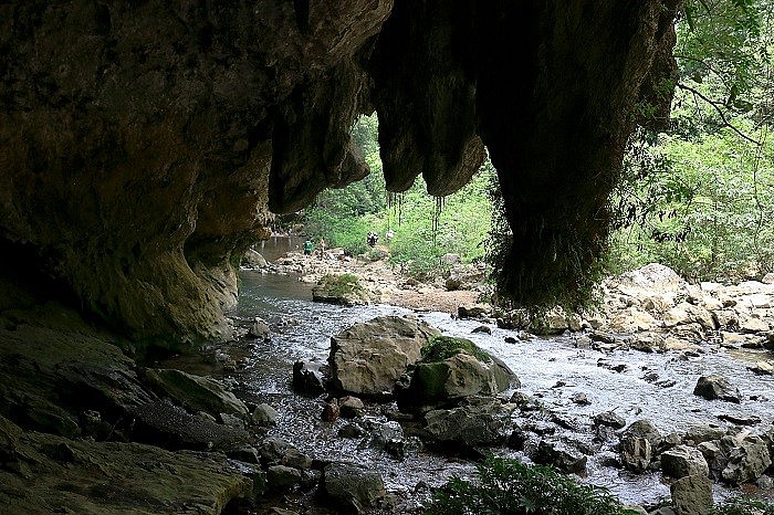 The Unique Natural Structure of Kem Coong Cave in Cao Bang