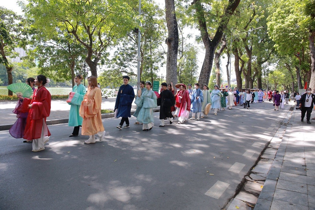 Youth Join Hands to Restore, Popularize Vietnamese Feudal Costumes