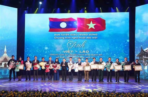 Vietnamese, Lao Parties Share Experiences in Information, Education Work