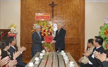 Front Leader Shares Christmas Joy with Catholics in Kon Tum