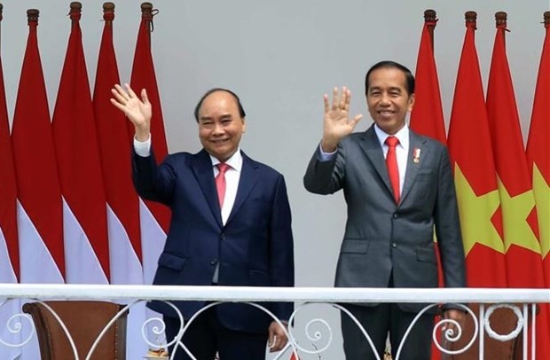 President Nguyen Xuan Phuc (L) and his Indonesian counterpart Joko Widodo at the welcome ceremony in Bogor city on December 22. Photo: VNA