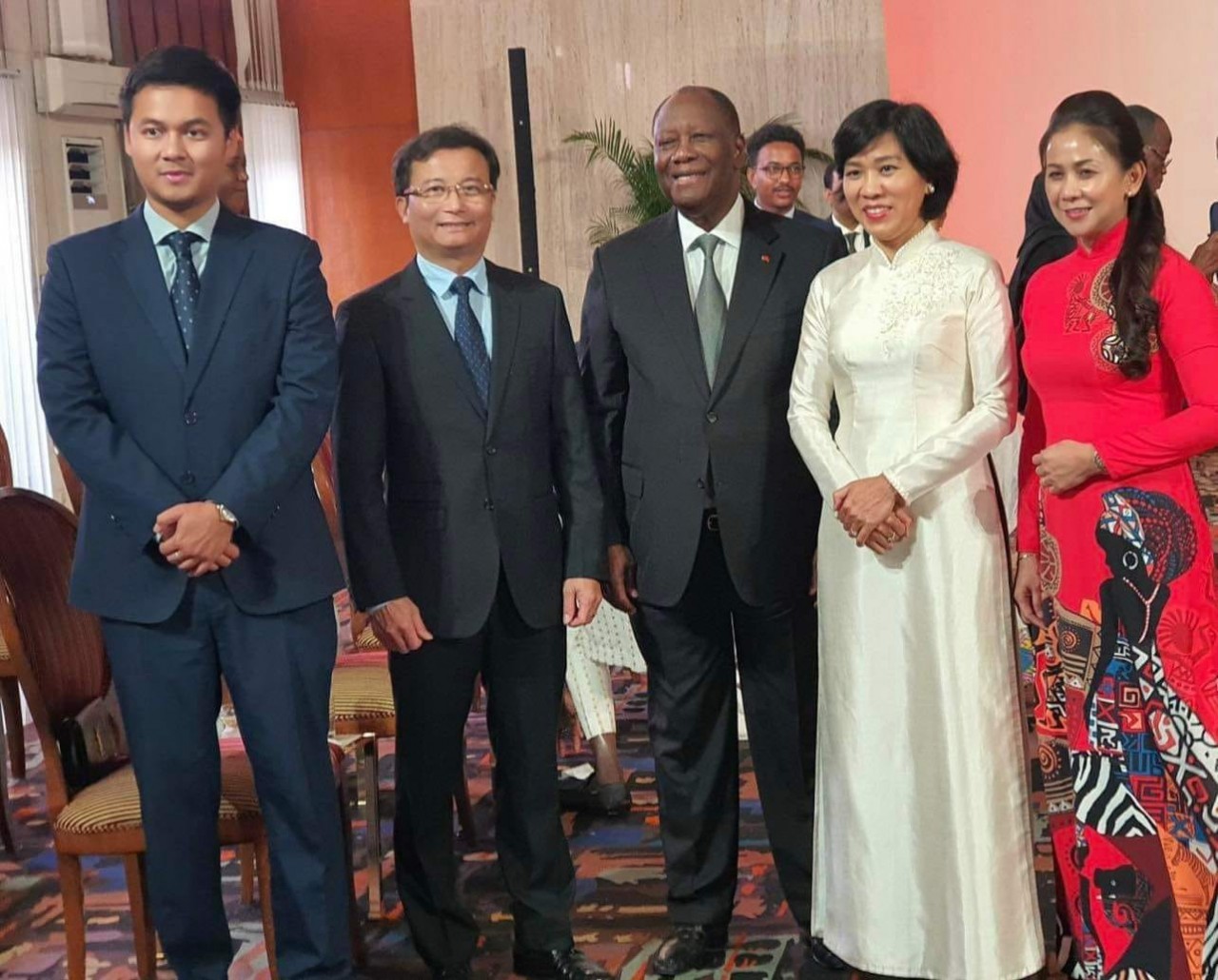 Vietnamese Ambassador to Morocco and Cote d’Ivoire Dang Thi Thu Ha presents letter of credentials to President of Cote d’Ivoire Alassane Ouattara. Photo: Vietnamese embassy