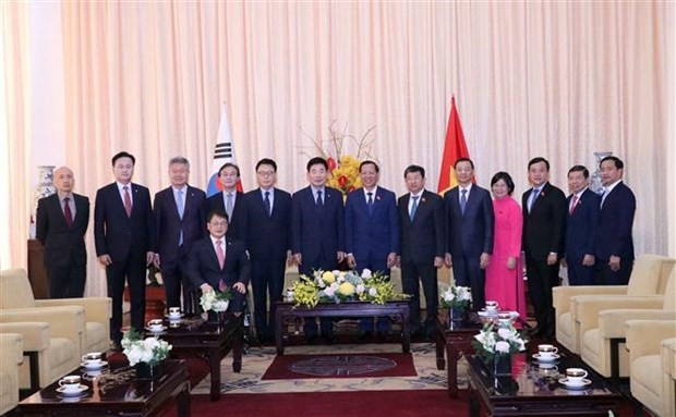 Participants of the meeting pose for a group photo. Photo: VNA