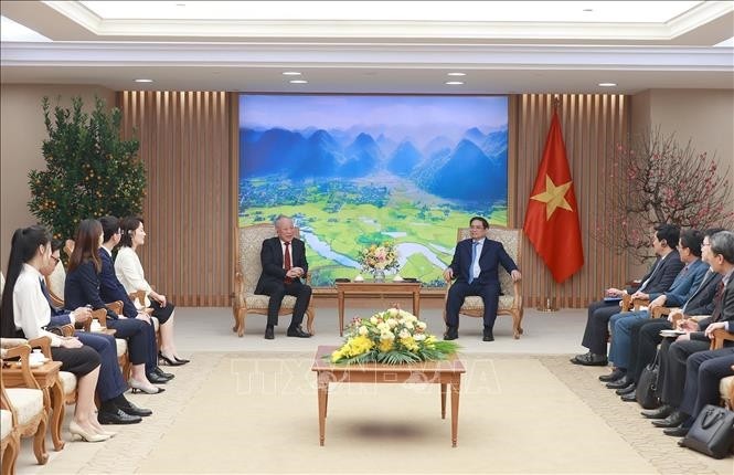 Prime Minister Pham Minh Chinh (R) and Yan Jiehe, Founder and Chairman of China Pacific Construction Group. Photo: VNA