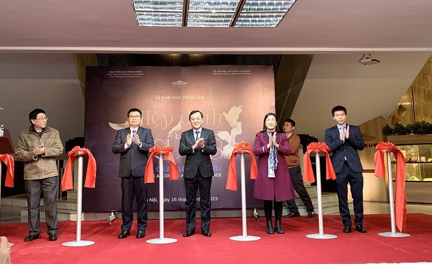 'Paris Peace Accord - Gateway for Peace' Exhibition Opens in Hanoi