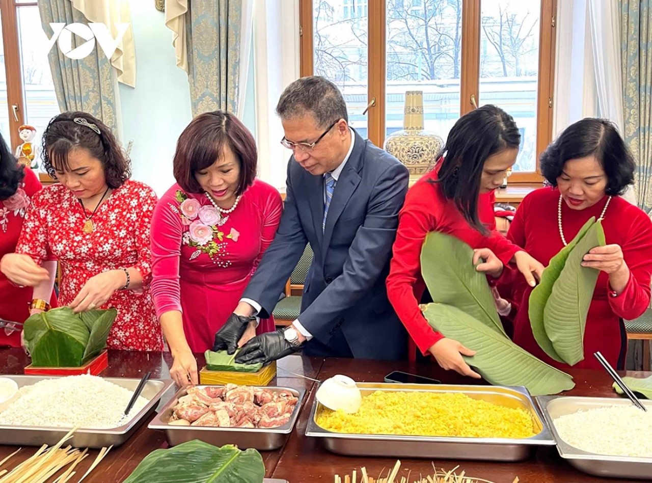 Vietnamese in Russia Make Banh Chung to Welcome Year of Cat