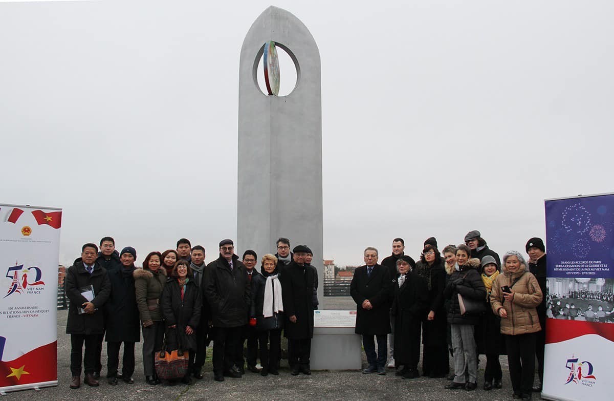Participants pose for a photo in front of the square named “Paris Agreement” and a “Symbol for Peace” post were inaugurated in Choisy le Roi, a city in the southeastern suburbs of Paris. Photo: Vietnam's embassy in France