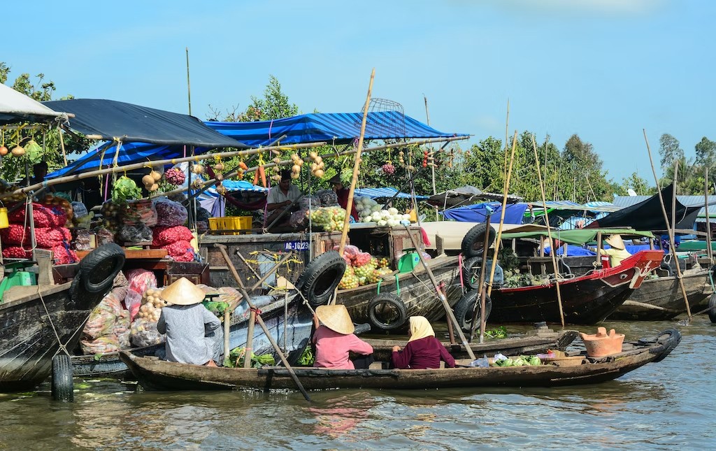 Stopping at the floating market in Can Tho is the highlight of your trip to the Mekong Delta. (Photo: tcdulichtphcm.vn)