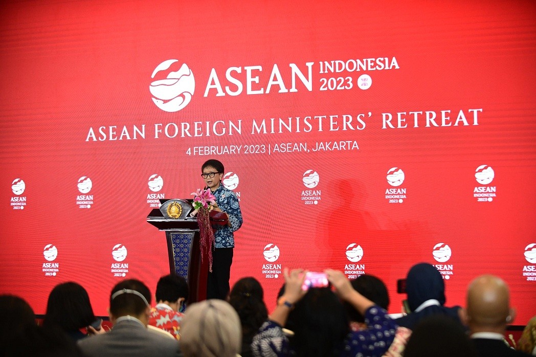 asean strengthens the community overcoming difficulties promoting position