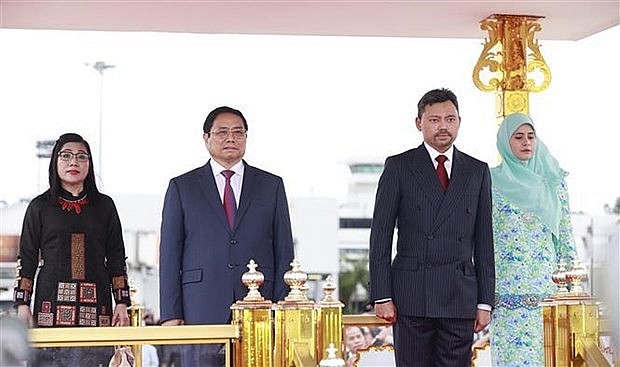 Prime Minister Pham Minh Chinh (L) and Crown Prince of Brunei Al-Muhtadee Billah at the welcoming ceremony (Photo: VNA)
