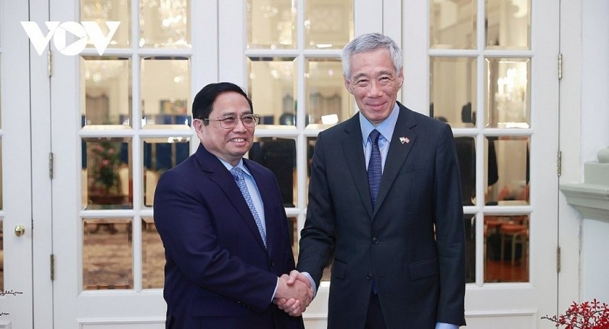 Prime Minister Pham Minh Chinh and his Singaporean counterpart Lee Hsien Loong.