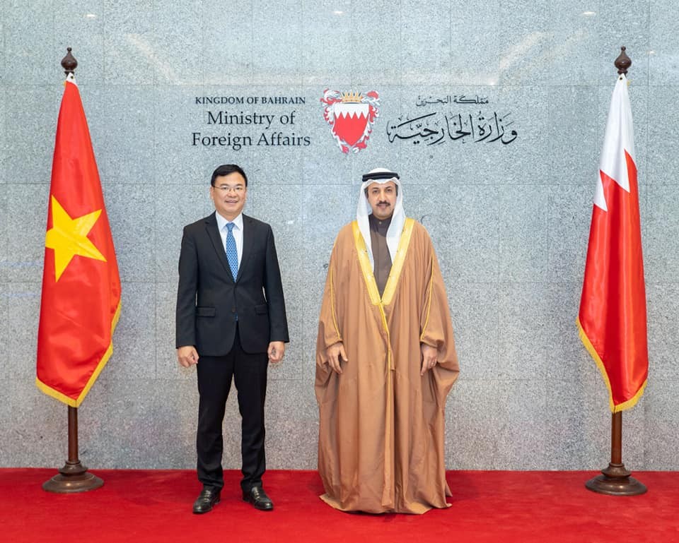 Deputy Foreign Minister Pham Quang Hieu and Undersecretary for Political Affairs at the Bahrain Foreign Ministry Abdulla bin Ahmed Al Khalifa. Source: TG&VN