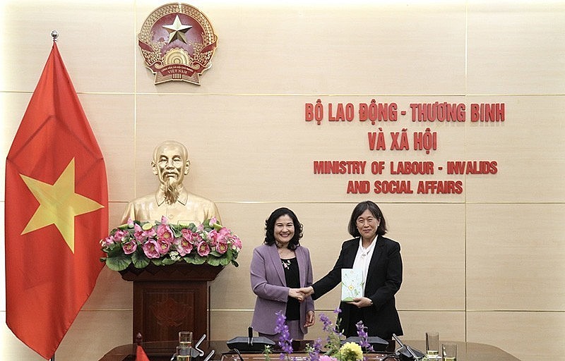 Deputy Minister Nguyen Thi Ha (L) and US Trade Representative Katherine Tai take souvenir photos. (Photo: Molisa)