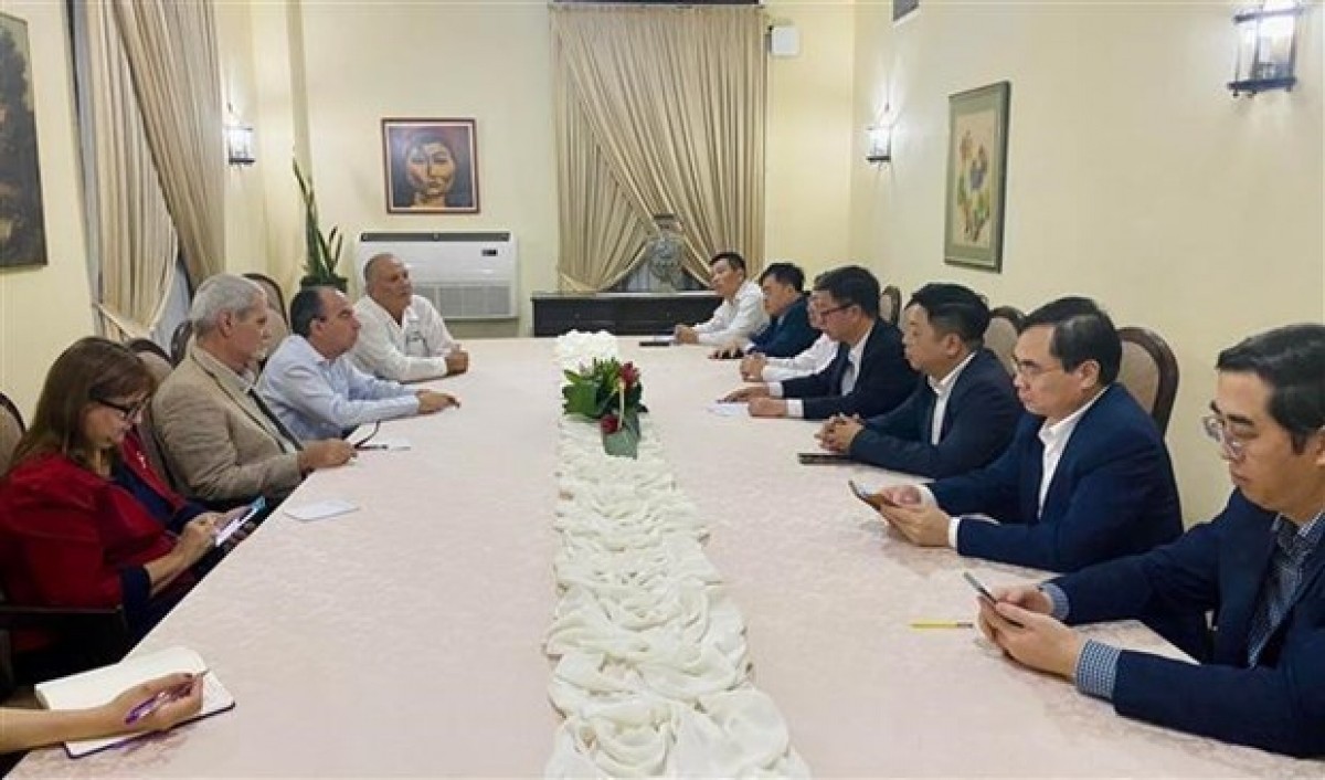 At the working session between Vietnamese Party delegation and Rogelio Polanco Fuentes, Secretary of the PCC Central Committee, head of its Ideological Department. Photo: VNA