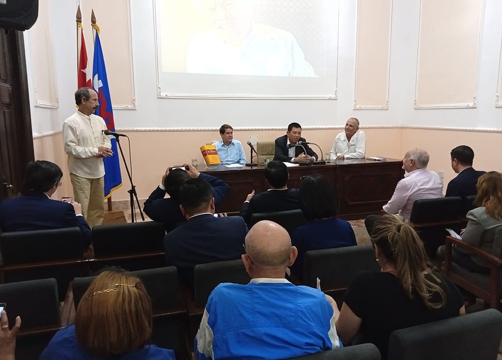 The Cuban Association of Journalists (UPEC) presents the Felix Elmusa Medal – the highest honour of the organisation - to journalist and translator Vu Van Au, a former staff of the Vietnam News Agency. Photo: VNA