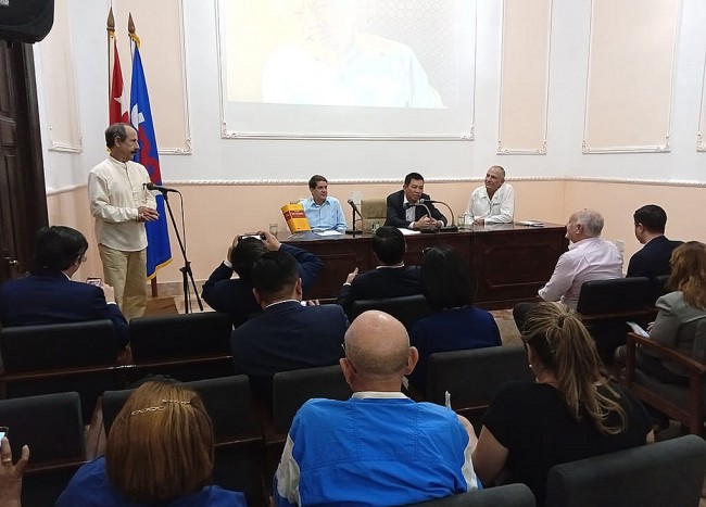 Vietnam's Party Delegation Visits and Works in Cuba